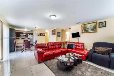 Casa en venta en Miami, Florida, 4 dormitorios, 130.06 m2 № 2029121 - foto 4