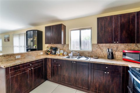 Casa en venta en Miami, Florida, 4 dormitorios, 130.06 m2 № 2029121 - foto 10