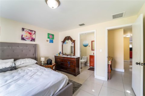 Casa en venta en Miami, Florida, 4 dormitorios, 130.06 m2 № 2029121 - foto 16
