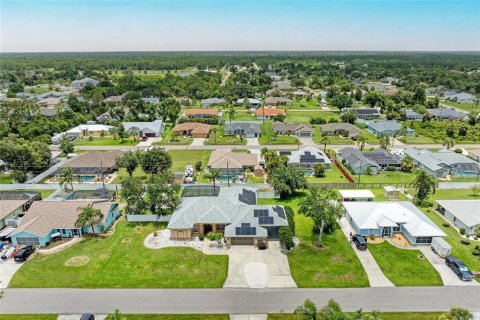 Villa ou maison à vendre à Port Charlotte, Floride: 4 chambres, 266.54 m2 № 2347517 - photo 2