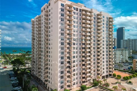 Condominio en venta en Hallandale Beach, Florida, 1 dormitorio, 120.77 m2 № 1865041 - foto 2