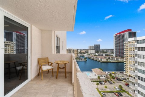 Condominio en venta en Hallandale Beach, Florida, 1 dormitorio, 120.77 m2 № 1865041 - foto 13