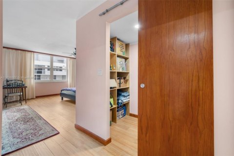 Condominio en venta en Hallandale Beach, Florida, 1 dormitorio, 120.77 m2 № 1865041 - foto 25