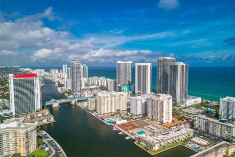 Condominio en venta en Hallandale Beach, Florida, 1 dormitorio, 120.77 m2 № 1865041 - foto 1