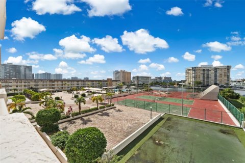 Condominio en venta en Hallandale Beach, Florida, 1 dormitorio, 120.77 m2 № 1865041 - foto 27