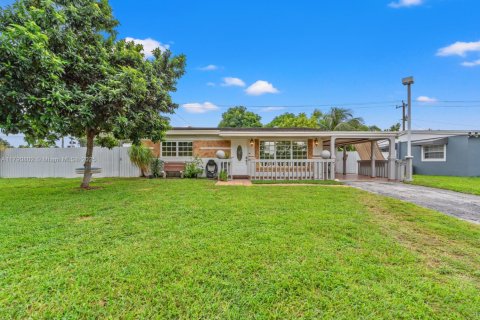 House in Miramar, Florida 2 bedrooms, 90.21 sq.m. № 1863463 - photo 1