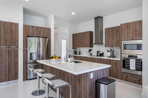 Купить виллу или дом в Майами, Флорида 5 спален, 301.56м2, № 1892813 - фото 1