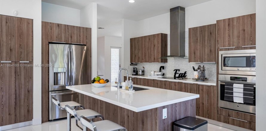 House in Miami, Florida 5 bedrooms, 301.56 sq.m. № 1892813