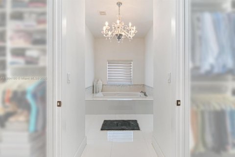 Купить виллу или дом в Майами, Флорида 5 спален, 301.56м2, № 1892813 - фото 6