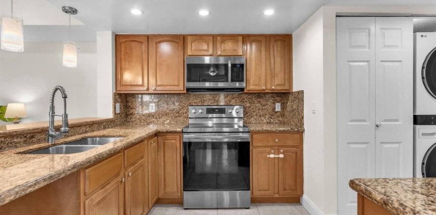 Condominio en Coral Springs, Florida, 2 dormitorios № 2245332