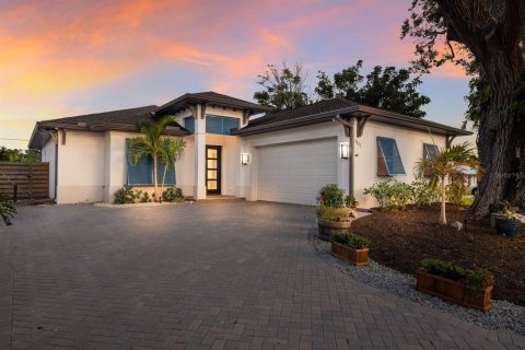 House in Sarasota, Florida 3 bedrooms, 172.43 sq.m. № 2206168