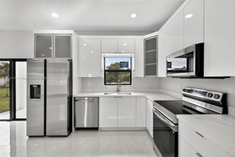 Villa ou maison à vendre à Lehigh Acres, Floride: 3 chambres, 106.28 m2 № 1969602 - photo 13