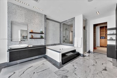 Condominio en alquiler en Miami, Florida, 4 dormitorios, 400.41 m2 № 1923758 - foto 18