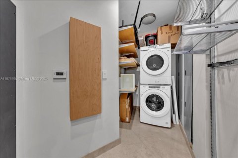 Condominio en alquiler en Miami, Florida, 4 dormitorios, 400.41 m2 № 1923758 - foto 24