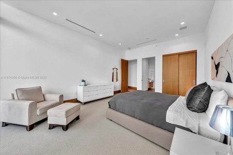 Condominio en alquiler en Miami, Florida, 4 dormitorios, 400.41 m2 № 1923758 - foto 28