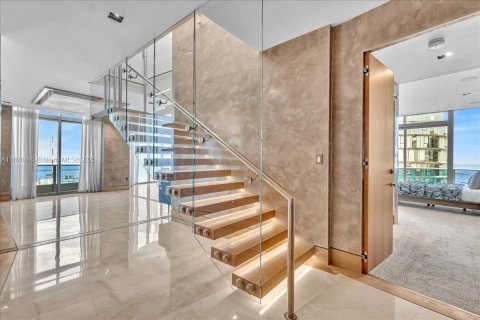 Condominio en alquiler en Miami, Florida, 4 dormitorios, 400.41 m2 № 1923758 - foto 1