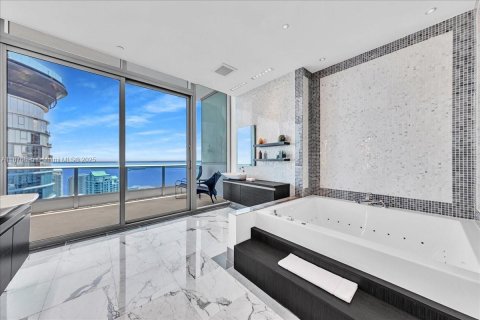 Condominio en alquiler en Miami, Florida, 4 dormitorios, 400.41 m2 № 1923758 - foto 19