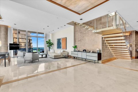 Condominio en alquiler en Miami, Florida, 4 dormitorios, 400.41 m2 № 1923758 - foto 3