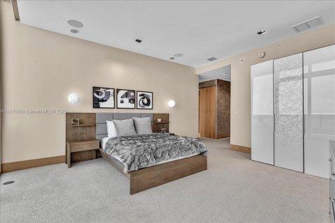 Condominio en alquiler en Miami, Florida, 4 dormitorios, 400.41 m2 № 1923758 - foto 15