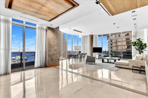 Condominio en alquiler en Miami, Florida, 4 dormitorios, 400.41 m2 № 1923758 - foto 5