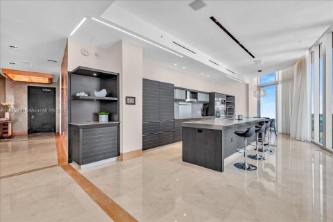 Condominio en alquiler en Miami, Florida, 4 dormitorios, 400.41 m2 № 1923758 - foto 9