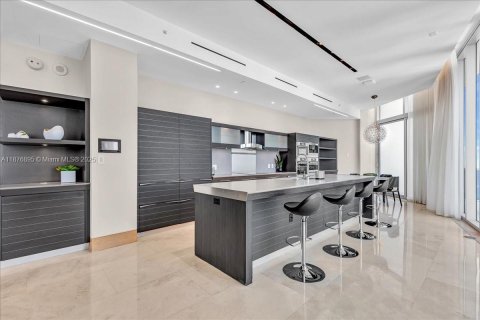 Condominio en alquiler en Miami, Florida, 4 dormitorios, 400.41 m2 № 1923758 - foto 10