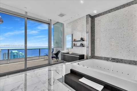 Condominio en alquiler en Miami, Florida, 4 dormitorios, 400.41 m2 № 1923758 - foto 20