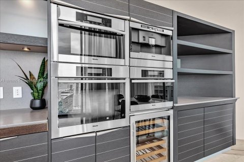 Condominio en alquiler en Miami, Florida, 4 dormitorios, 400.41 m2 № 1923758 - foto 11