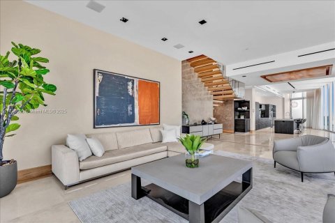 Condominio en alquiler en Miami, Florida, 4 dormitorios, 400.41 m2 № 1923758 - foto 8