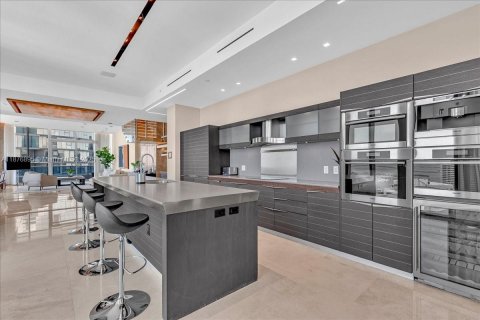 Condominio en alquiler en Miami, Florida, 4 dormitorios, 400.41 m2 № 1923758 - foto 12