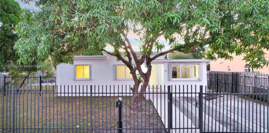 Villa ou maison à Miami, Floride 3 chambres, 104.52 m2 № 1973897