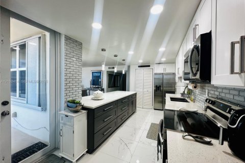 Copropriété à louer à Hollywood, Floride: 2 chambres, 134.71 m2 № 2407264 - photo 2