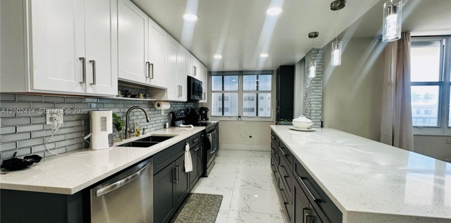 Condo à Hollywood, Floride, 2 chambres  № 2407264