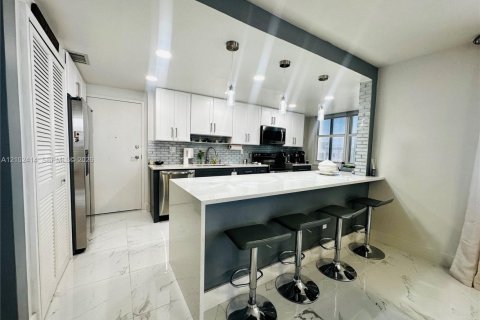 Copropriété à louer à Hollywood, Floride: 2 chambres, 134.71 m2 № 2407264 - photo 3