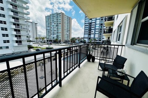 Copropriété à louer à Hollywood, Floride: 2 chambres, 134.71 m2 № 2407264 - photo 9