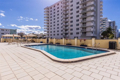 Copropriété à louer à Hollywood, Floride: 2 chambres, 134.71 m2 № 2407264 - photo 14