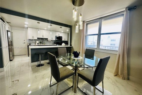 Copropriété à louer à Hollywood, Floride: 2 chambres, 134.71 m2 № 2407264 - photo 4