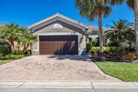 House in Naples, Florida 3 bedrooms, 167.97 sq.m. № 1737723 - photo 1