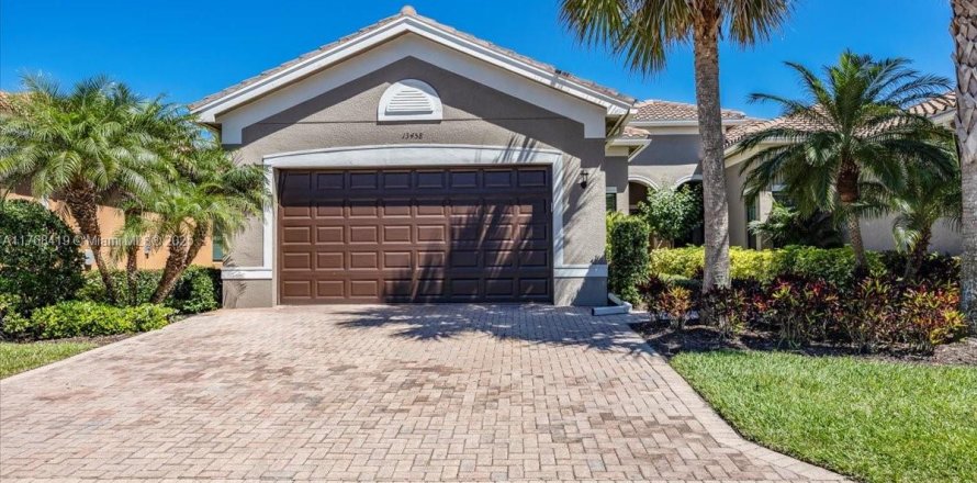 House in Naples, Florida 3 bedrooms, 167.97 sq.m. № 1737723