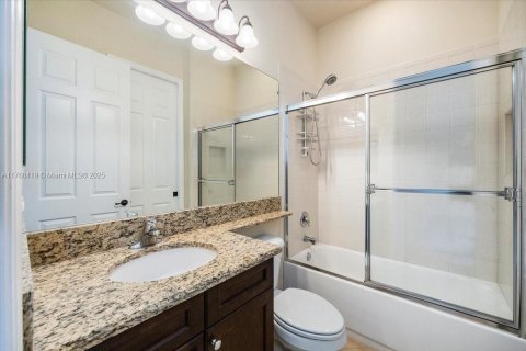 House in Naples, Florida 3 bedrooms, 167.97 sq.m. № 1737723 - photo 23