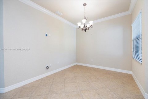 House in Naples, Florida 3 bedrooms, 167.97 sq.m. № 1737723 - photo 12