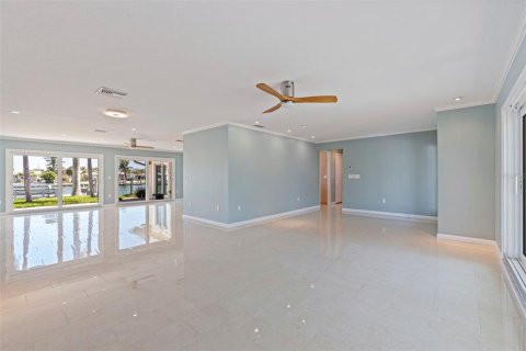 House in Saint Pete Beach, Florida 4 bedrooms, 194.91 sq.m. № 1791620 - photo 15