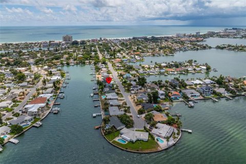 House in Saint Pete Beach, Florida 4 bedrooms, 194.91 sq.m. № 1791620 - photo 8