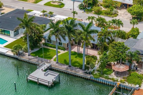 House in Saint Pete Beach, Florida 4 bedrooms, 194.91 sq.m. № 1791620 - photo 10