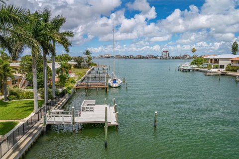 House in Saint Pete Beach, Florida 4 bedrooms, 194.91 sq.m. № 1791620 - photo 11