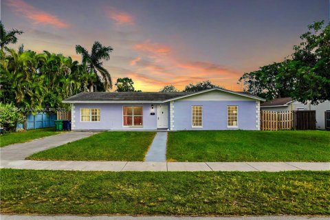 House in Palmetto Bay, Florida 4 bedrooms, 134.89 sq.m. № 1697034 - photo 2