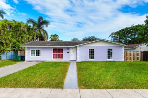 House in Palmetto Bay, Florida 4 bedrooms, 134.89 sq.m. № 1697034 - photo 1