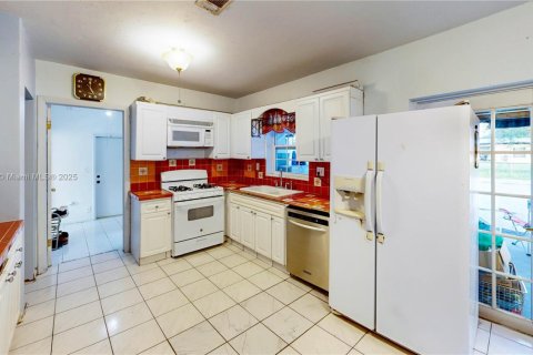 House in Palmetto Bay, Florida 4 bedrooms, 134.89 sq.m. № 1697034 - photo 11