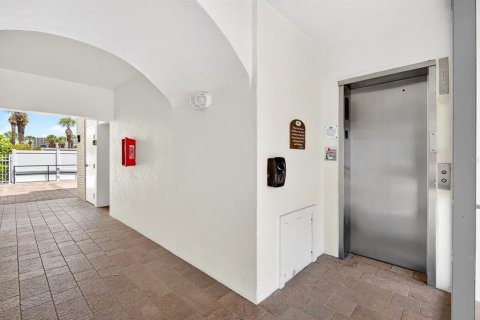 Copropriété à vendre à Sarasota, Floride: 2 chambres, 111.85 m2 № 2387573 - photo 4