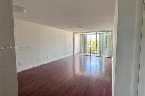 Copropriété à louer à Miami, Floride: 1 chambre, 83.43 m2 № 2435426 - photo 2